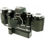Een Nikon MD-2 fotocamera - met MF-1 rug voor filmrolletjes van 250 foto's en MB-1 motor drive.A