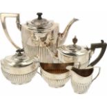 (5) delig servies zilver.W.o. theebus, koffiepot, koffiepotje en roomstel. Duitsland/ Engeland,