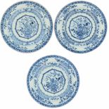Een set van drie porseleinen borden met blauw floraal decor. China, Qianglong.Chip en twee