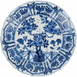 Een porseleinen bord met blauw floraal decor, gemerkt met een bloem. China, Kangxi.Minimale