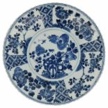 Een porseleinen bord met blauw bloemendecor gemerkt met Lingzhi. China, Kangxi.Haarlijn en lichte