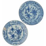 Een set van twee porseleinen borden met bloemen decor. China, Qianlong.Randschade en chips. Ø 22