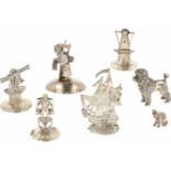 (7) delig lot Miniaturen zilver.W.o. poedel, poes en molens. 2 stuks onedel. 20e eeuw, Keurtekens: