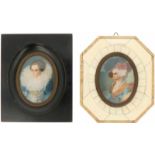 Een lot van twee miniatuur portretten van elegante dames, een gesigneerd. Frankrijk, 1e helft 20e