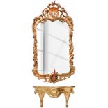 Een houten wandspiegel met console. 20e eeuw.Kuif beschadigd. Afm. 74 x 38 cm.A wooden wall mirror