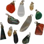 Lot hangers, diverse edelstenen. Diverse afmetingen. Gewicht: 44,8 gram.Lot of pendants, various