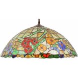 Een hanglamp in Tiffany stijl. Tweede helft 20e eeuw. Afm. 40 x 18 cm.A hanging lamp in Tiffany-