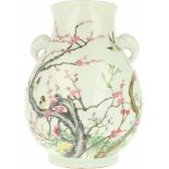 Een porseleinen "Hu" vaas met famille rose decor. China, eind 20e eeuw.Afm. 35 x 25 cm.A