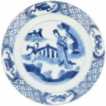 Een porseleinen bord met decor van een Lingzhi en een zotje, gemerkt Chenghua. China, Kangxi.Ø 15,