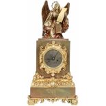 Een bronzen pendule met ornamenten en een engel, touwtjesuurwerk. Frankrijk, 19e eeuw.Afm. 44 x 21