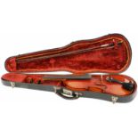 Een viool met strijkstok in koffer.A violin with bow in case.