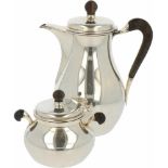 Koffiepotje met suikerbak zilver.Art Nouveau gevormd model met ebben handvatten. 20e eeuw,