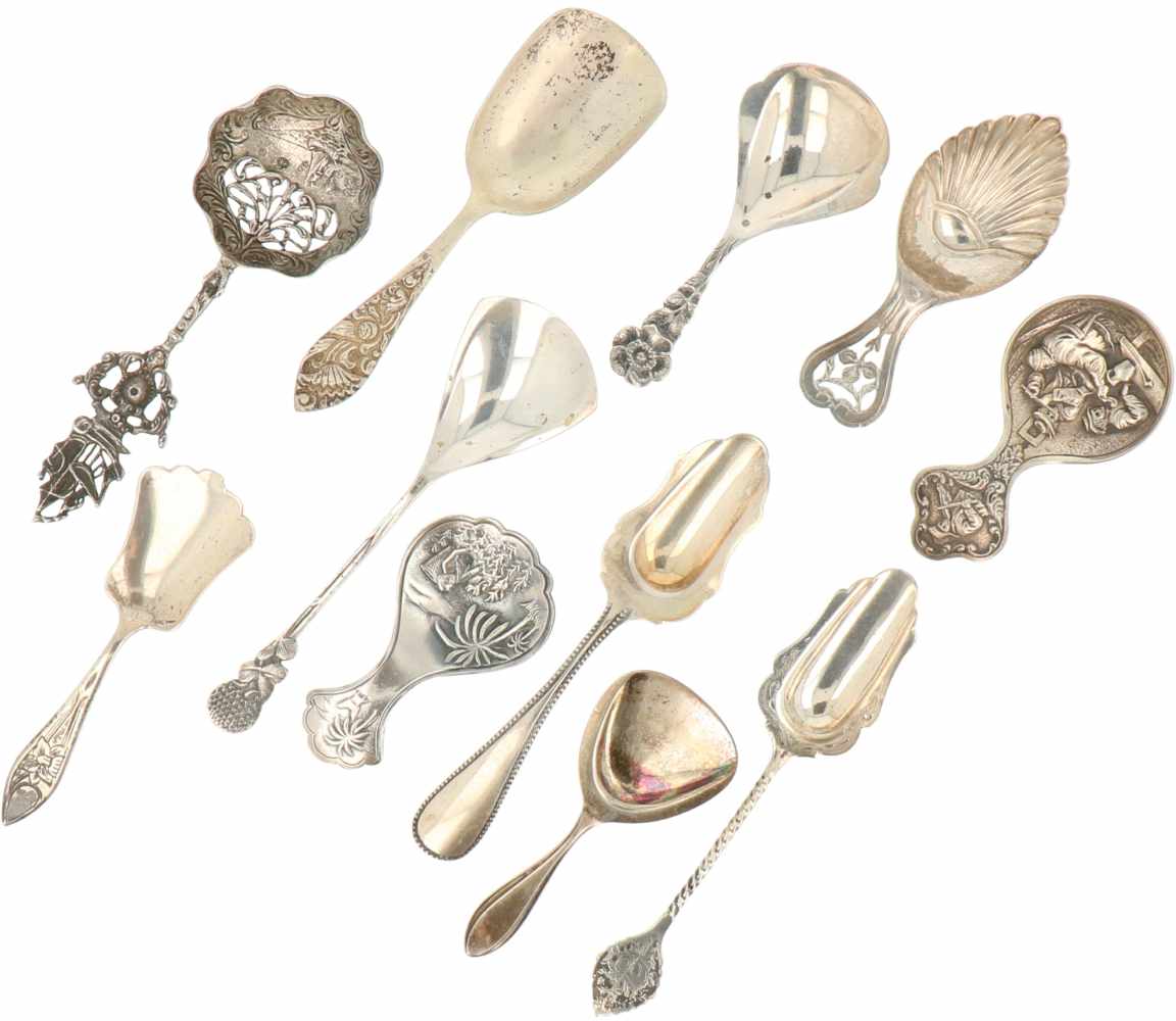 (11) delig lot thee en suiker schepjes zilver.Diverse decoraties. Keurtekens: diverse keuren. 169