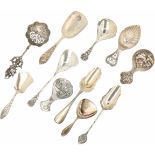 (11) delig lot thee en suiker schepjes zilver.Diverse decoraties. Keurtekens: diverse keuren. 169