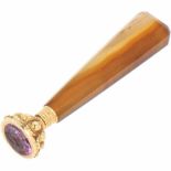 Stempel goud.Agaten handvat met gegraveerde amethist. Engeland, 19e eeuw, 4,5 cm.Stamp gold.Agate