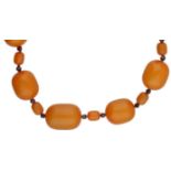 Vintage collier met geelgouden sluiting, amber en granaat - BWG 10 kt.L: 47 cm. Gewicht: 54,8 gram.