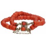 Antieke armband geelgoud, bloedkoraal - BWG 10 kt.Op rood draad geregen, met veiligheidskettinkje.