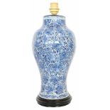 Een porseleinen lampvoet met bloemendecor in vakverdeling. China, Kangxi.Afm. 49 x 20 cm.A porcelain