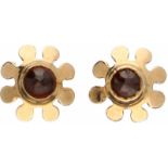 Oorbellen geelgoud, granaat - 14 kt.D: 0,7 cm. Gewicht: 1,2 gram.Earrings yellow gold, garnet - 14