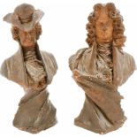 Twee terra-cotta portret bustes van 18e-eeuwse figuren. Eén onduidelijk gesigneerd. De ander