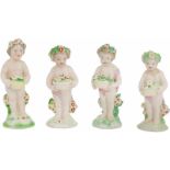 Een set van vier porseleinen Putti gedecoreerd met bloemen. 19e eeuw.Randschade. Afm. 10 x 3,5 cm.