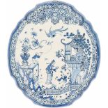 Een Delftse plaquette met Chinees decor. Delft, 18e eeuw.Haarlijnen. Afm. 38 x 31 cm.A Delft