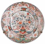 Een kapitale porseleinen schotel met Imari decor. Japan, ca. 1800.Ø 55 cm.A large porcelain dish