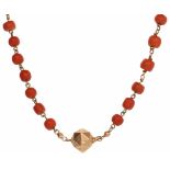 Antiek collier rosegoud, bloedkoraal - 14 kt.Bloedkoraal ca. 7 x 5 mm. L: 94 cm. Gewicht: 47,4