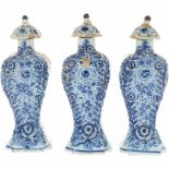 Een set van drie aardewerk kastvazen. Delft, 18e eeuw.Zware beschadigingen. Afm. 19 x 6 cm.A set