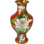 Een cloisonné vaas met bloemendecor. China, 2e helft 20e eeuw.Afm. 25,5 x 15 cm.A cloisonné vase