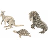 Miniatuur dieren zilver.W.o. walrus, kangeroe, en schildpad. Nederland/ Italië, 20e eeuw,