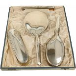 (4) delige kaptafel set zilver.In originele etui w.o. handspiegel, borstels en kam. Duitsland,