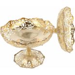 (2) Tazza`s zilver.Ajour opengewerkt met florale decoraties en verguld. Engeland, Londen, Josiah