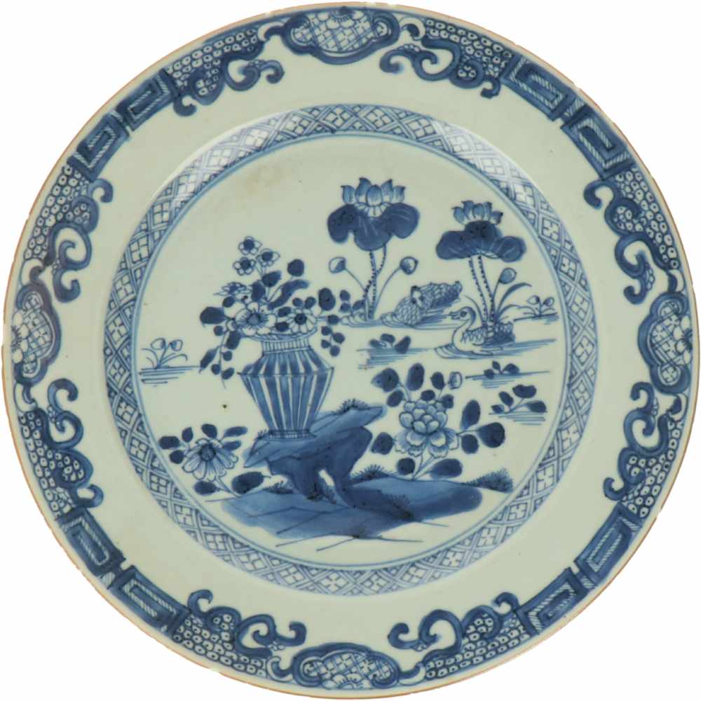 Een set van vijf porseleinen borden met blauw decor van bloemen en vazen. China, Qianglong.Chips. - Image 3 of 9