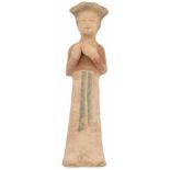 Een terracotta figuur in de vorm van een dame. China, vermoedelijk Tang.Lichte beschadigingen.