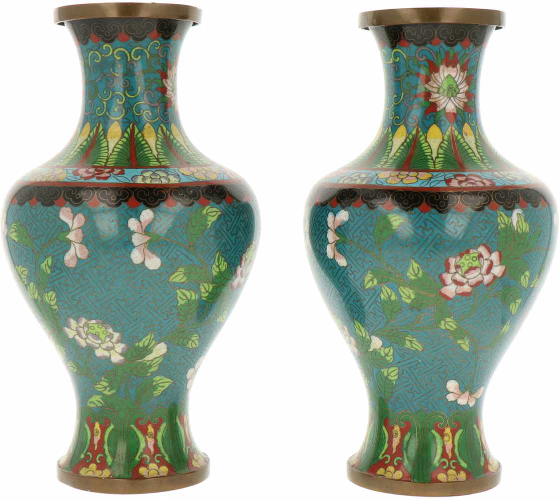 Een stel cloisonné vazen. China, 20e eeuw.Afm. 27 x 14 cm.A pair of cloisonné vases. China, 20th