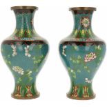 Een stel cloisonné vazen. China, 20e eeuw.Afm. 27 x 14 cm.A pair of cloisonné vases. China, 20th