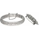 Lot slavenarmband/broche zilver - 835/1000.Diameter armband: 6,3 cm en lengtexbreedte broche: 1,2