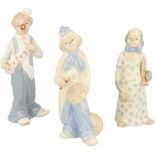 Een lot van 3 porseleinen clowns in Lladro stijl. Spanje, eind 20e eeuw.A lot of three porcelain