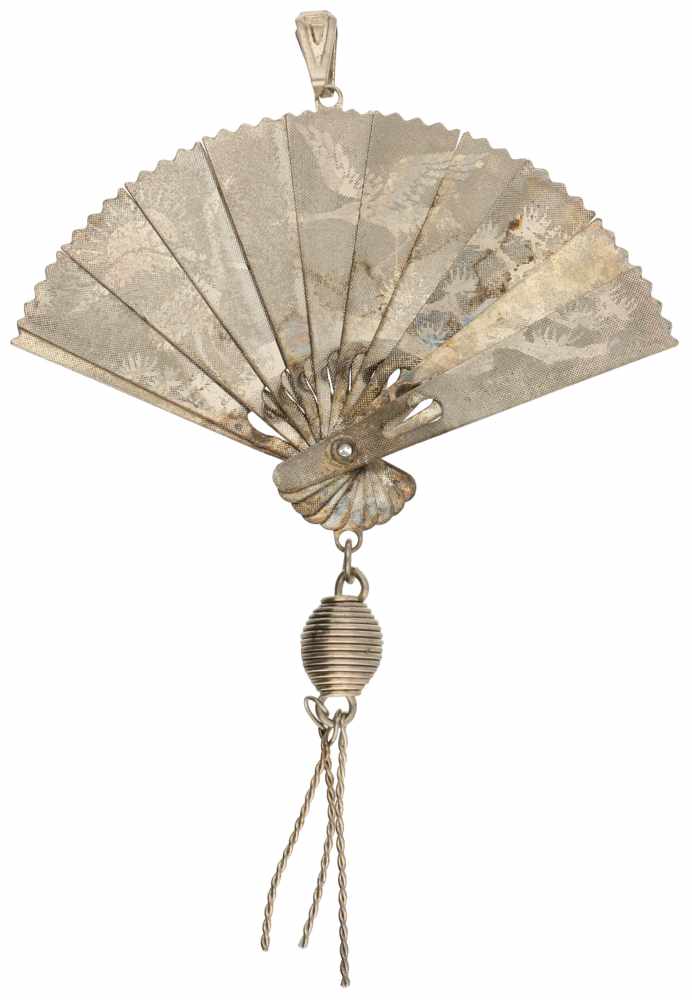 Vintage hanger. Uitvouwbaar tot waaier met Chinese draak en vogels. LxB: 7,5 x 4,8 cm. Gewicht: 4,