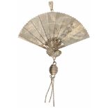 Vintage hanger. Uitvouwbaar tot waaier met Chinese draak en vogels. LxB: 7,5 x 4,8 cm. Gewicht: 4,