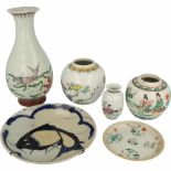 Een lot divers Chinees porselein.Diverse kwaliteiten en periodes.A lot with diverse Chinese pottery.