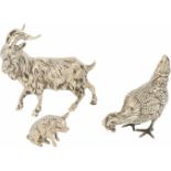 (3) Miniatuur dieren zilver.W.o. Bok, kip en biggetje. 20e eeuw, Keurtekens: diverse keuren. 323