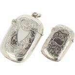 (2)Vesta cases zilver.Gegraveerde decoraties. Engeland, Birmingham / Chester, Keurtekens: diverse