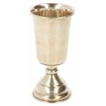Kiddush cup zilver.Op voet met gegraveerde versieringen. Israel, 20e eeuw, Keurtekens: 835,