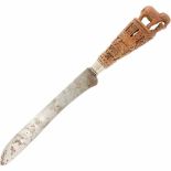 Een Zeeuws mes of "Paeremes". 19e eeuw.Afm. L: 33 cm, incl. heft.A Zeeland knife or "Paeremes". 19th