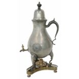 Een tinnen kraantjeskan. Nederland, 19e eeuw.Afm. H: 47 cm.A pewter tap jug. The Netherlands, 19th