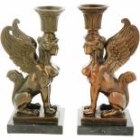 Een set van van twee bronzen kandelaars in de vorm van Sphinxen. Naar antiek voorbeeld. Afm. 22 x