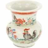 Een porseleinen vaasje gedecoreerd met kippen. China, 2e helft 19e eeuw.Afm. 9 x 8 cm.A porcelain