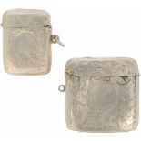 (2) Vesta cases zilver.Voorzien van gegraveerde decoraties. Engeland, Birmingham, 1906/1911,